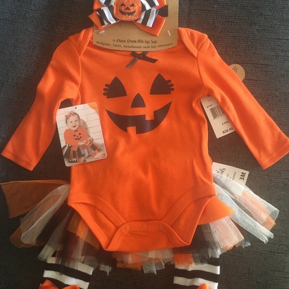 Adorable Baby Essentials Girls Halloween outfit. Size 3 months.